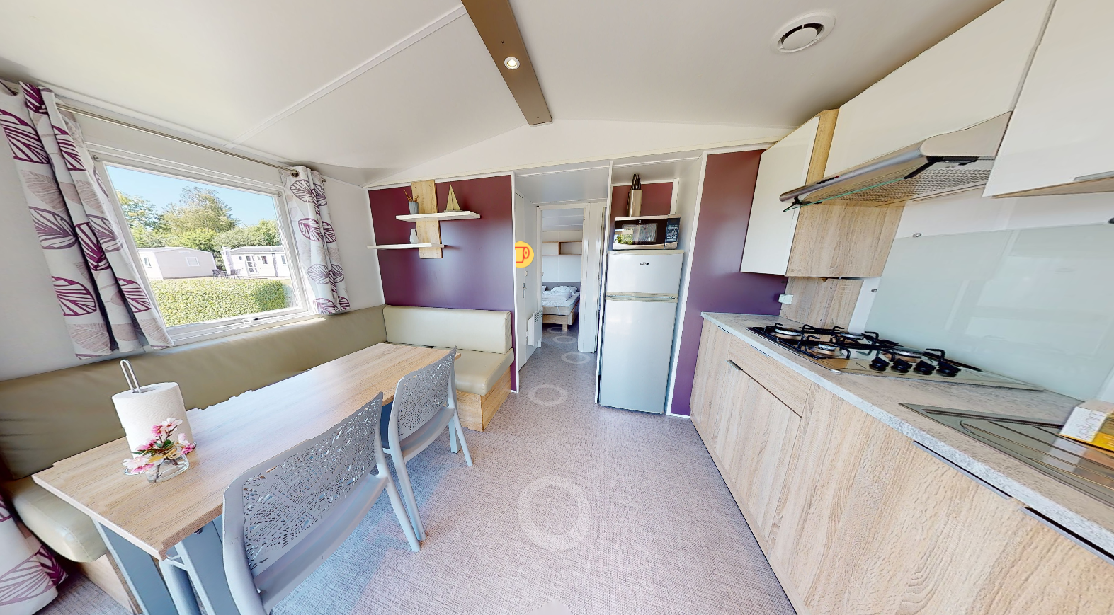 Køkken og spiseplads i mobile home