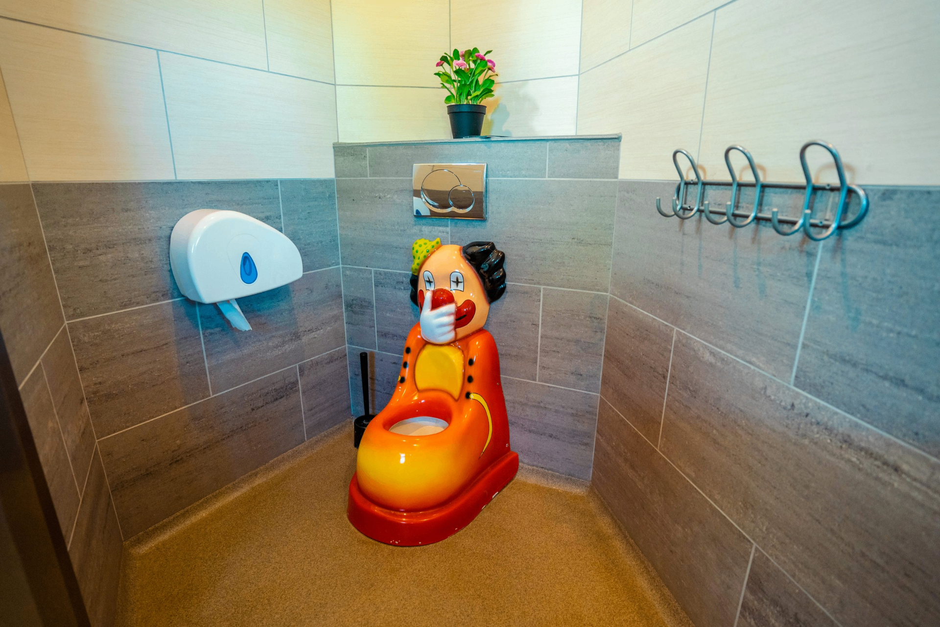 Børnetoilet med sjovt klovnedesign